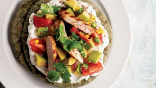 AVOCADOL UND HÜHNCHENFLACHES BROT