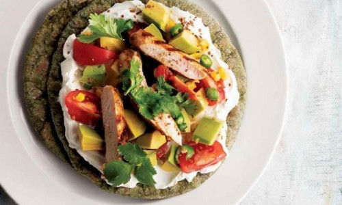 AVOCADOL UND HÜHNCHENFLACHES BROT