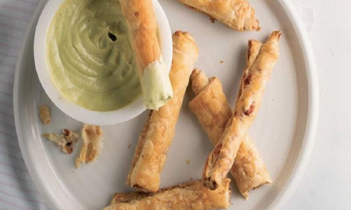 AVOKADOLU UNTEN SAUCE UND CRISPY BARS