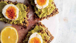 EI UND AVOCADO AUF KERNSTANGE