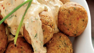 HÜHNCHENFLEISCHBÄLLE MIT TAHINI-SAUCE