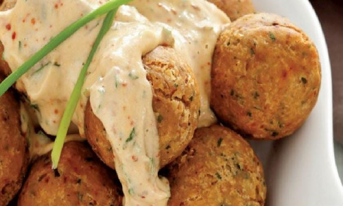 HÜHNCHENFLEISCHBÄLLE MIT TAHINI-SAUCE