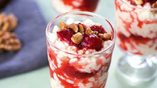 Milchreis mit Walnuss-Erdbeer-Sauce