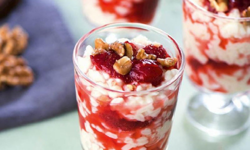 Milchreis mit Walnuss-Erdbeer-Sauce